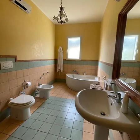 Villalinda Con Piscina בית אירוח *